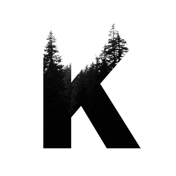Буква K хипстерский шрифт дикой природы с надписью Outdoor adventure