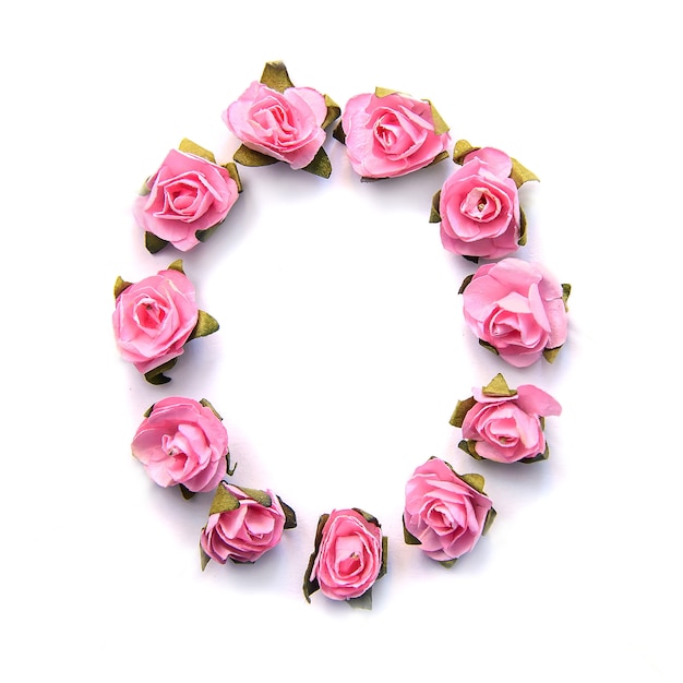 Letter O van Engelse alfabet van roze rozen op wit oppervlak