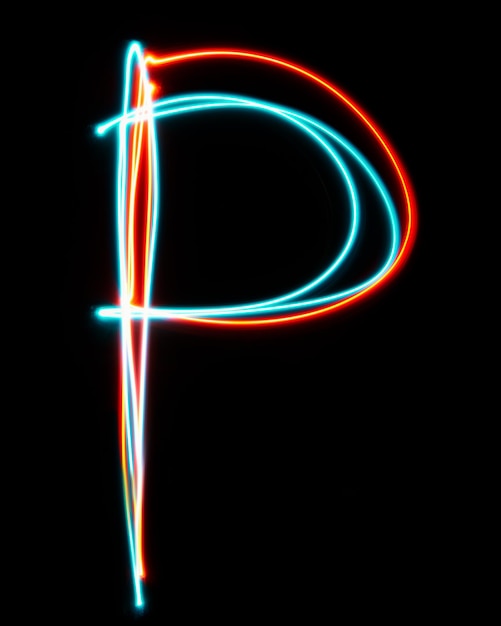 Lettera p dell'alfabeto composta da insegna al neon l'immagine a luce rossa blu lunga esposizione con colori