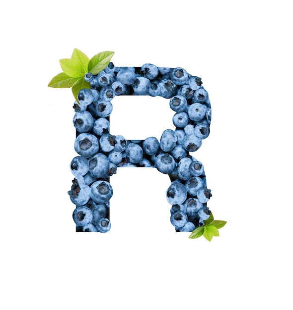 Буква R, сделанный из свежей черники, изолированные на белом. Шрифт Bluberries полного алфавита набора прописных букв.