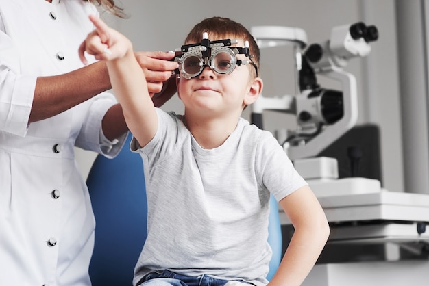 The letter right there. Child sitting in the doctor's cabinet and have tested his visual acuity.