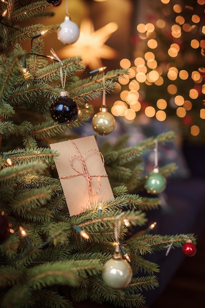 Foto lettera a babbo natale a sinistra tra i rami dell'albero di natale decorazioni natalizie concetto di natale