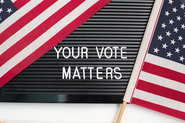 Letterbord bord met de woorden uw stem is belangrijk met Amerikaanse vlag. Amerikaanse verkiezingen.