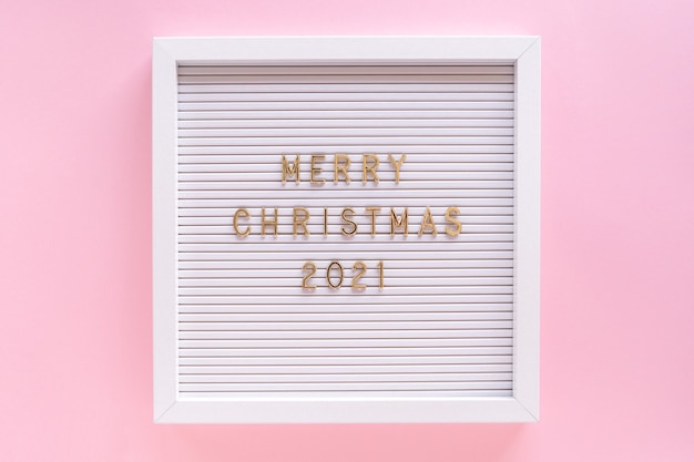 Letterbord met Merry Christmas-groet, groetcitaat op letterbord op roze pastel girly