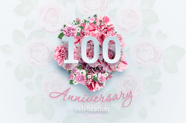 Foto lettering 100 numeri e testo celebrazione anniversario su fiori rosa