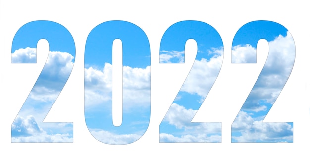 白い雲と青い空の背景で2022年のレタリング。新年2022年のコンセプト。