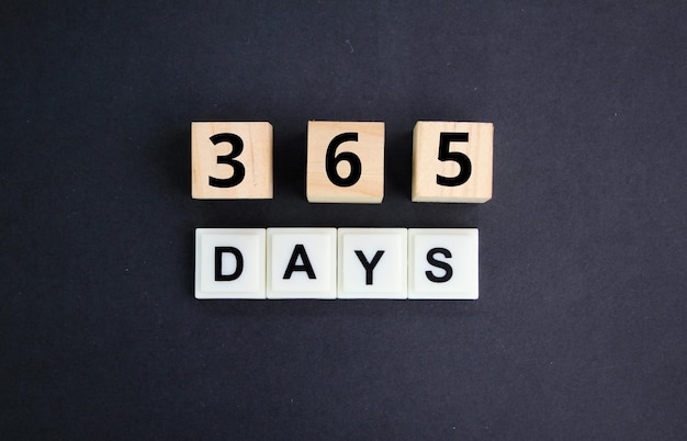 Foto lettere dell'alfabeto con parole o numeri concetto di 365 giorni giorno dell'anno