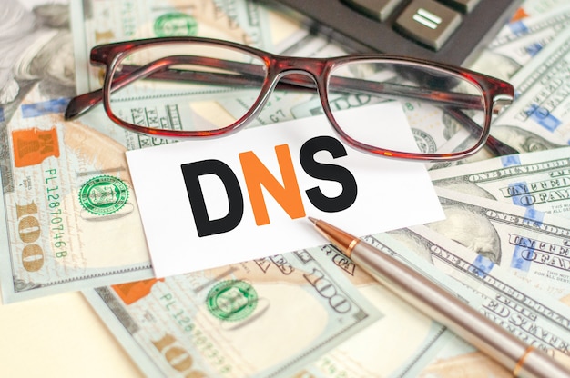 Буквы DNS написаны на белой карточке. Концепция бизнеса и финансов