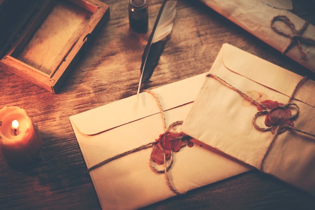 Letters en inkt op tafel