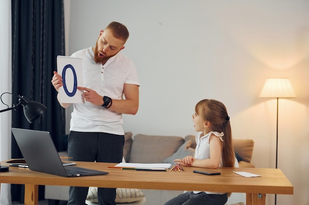 Letters leren Vader met zijn dochtertje is samen thuis