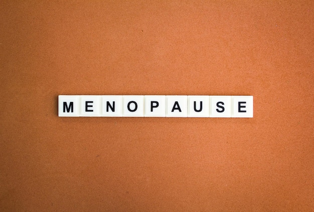 사진 알파의 글자와 메노파우즈 (menopause) 라는 단어, 여성의 질병, 건강 및 의학의 개념.