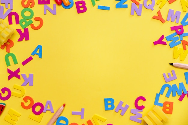 Foto letters op gele tafel