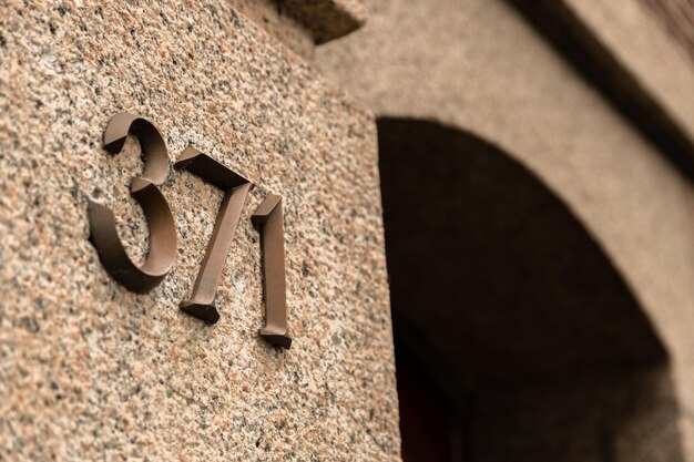 Foto le lettere spuntano sul lato di un edificio