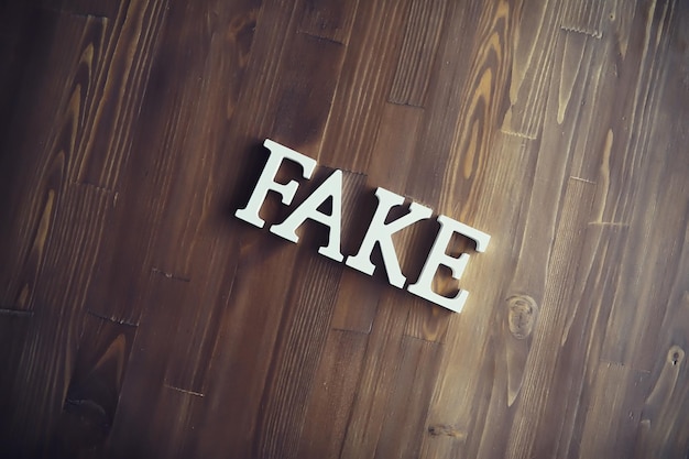 Foto le lettere scrivevano la parola fake il concetto di moderna tecnologia dell'informazione fake e fatti nelle notizie