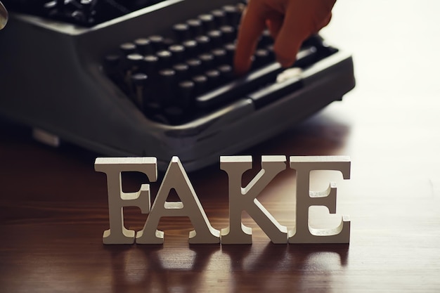 Le lettere scrivevano la parola fake il concetto di moderna tecnologia dell'informazione fake e fatti nelle notizie