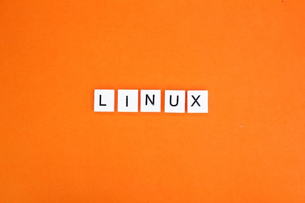 Foto letters van het alfabet met het woord linux internetconcept linux is een familie van opensource unix