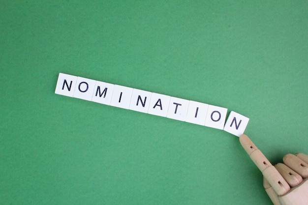 Foto letters van het alfabet met het woord nominatie het concept nominatie of genomineerd worden