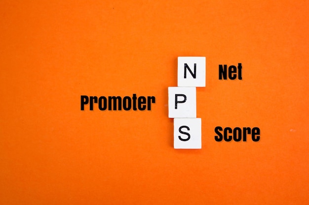 Foto letters van het alfabet nps als net promoter score bedrijfsontwikkelingsconcept zakelijke marketing