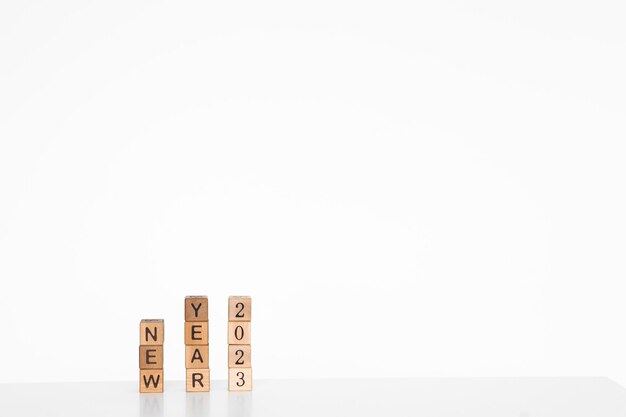 letters van het alfabet van Nieuwjaar 2023 op houten kubussen witte achtergrond