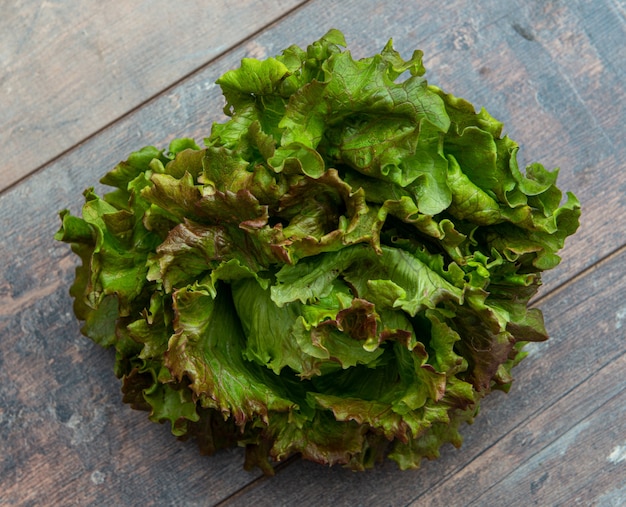 Photo lettuce head over the rustic wooden surface