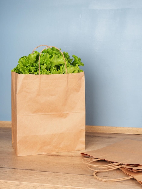 Фото Листья салата в крафтовой упаковке шопинг в упаковке вегетарианство и экология