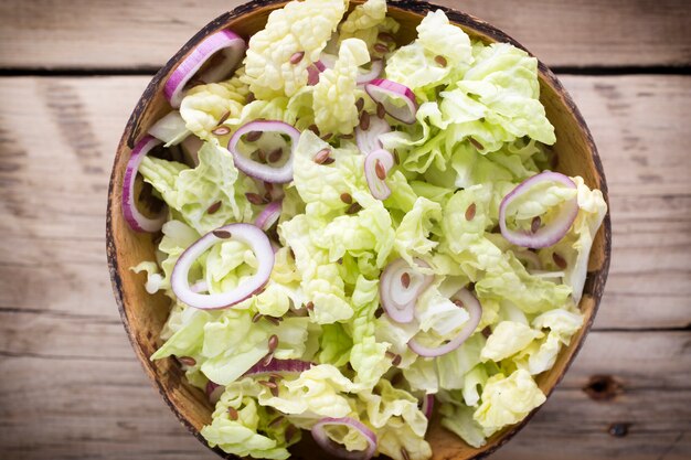 Foto lattuga. cibo vegetariano, spuntini leggeri.