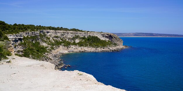 Морское побережье Leucate Vermeille Pyrenees-Orientales в Каталонии, Франция