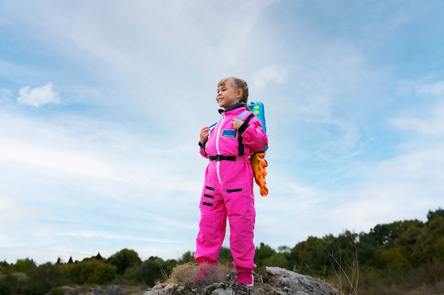 Foto leuk astronautenkind aan het spelen