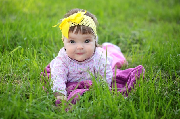 Leuk babymeisje op groen gras