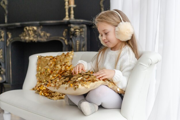 Leuk blondemeisje in afwachting van Kerstmis.