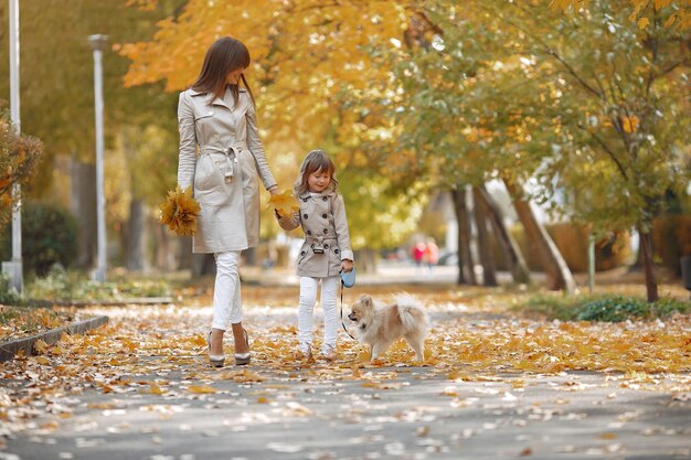 Leuk en stijlvol gezin in een herfstpark.