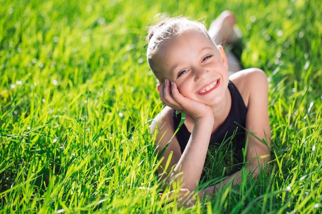 Leuk gelukkig meisje liggend op het gras