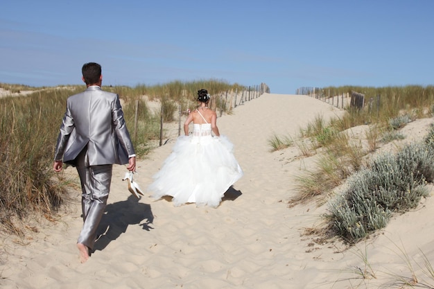 Foto leuk gelukkig paar op het strand