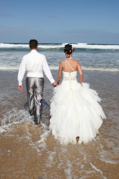 Foto leuk gelukkig paar op het strand