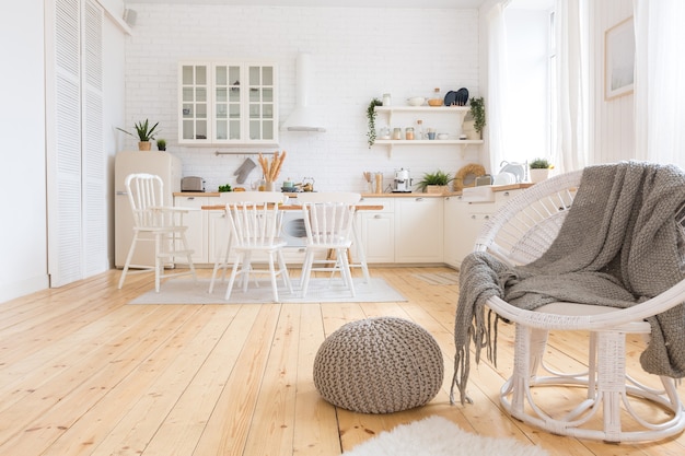 Leuk gezellig licht interieur van het appartement