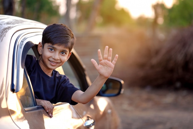 Leuk Indisch kind in auto
