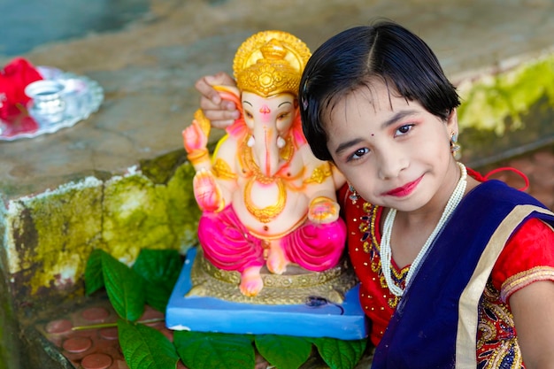 Leuk Indisch meisje dat Lord Ganesha-festival viert