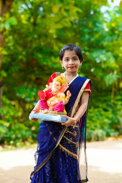 Leuk Indisch meisje dat Lord Ganesha-festival viert