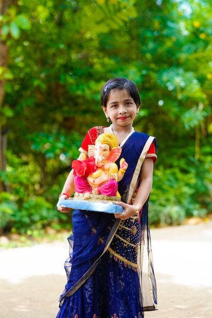 Leuk Indisch meisje dat Lord Ganesha-festival viert