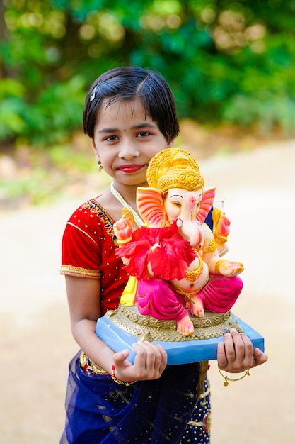 Leuk Indisch meisje dat Lord Ganesha-festival viert