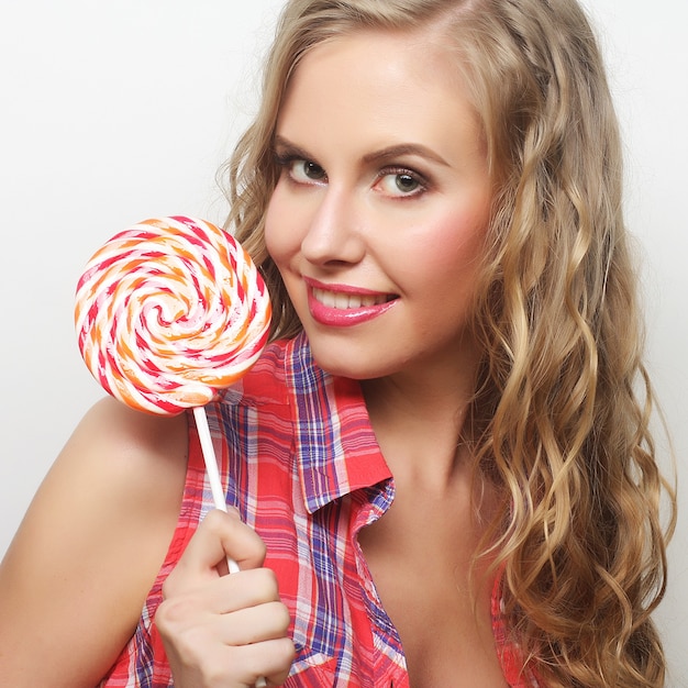 Foto leuk jong meisje met lolipop