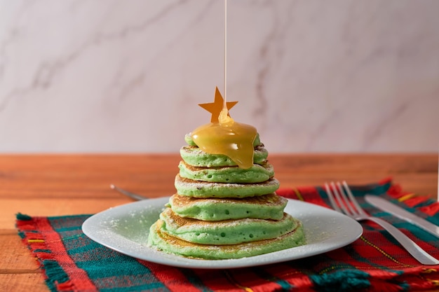 Leuk kerstontbijt voor kinderen Pannenkoeken in de vorm van een kerstboom