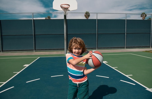 Foto leuk kind dat basketbal speelt kind dat basketbal speelt met basketbal basketbal kinderen school