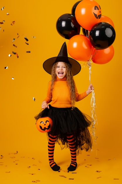 Leuk klein meisje in een heksenkostuum voor halloween