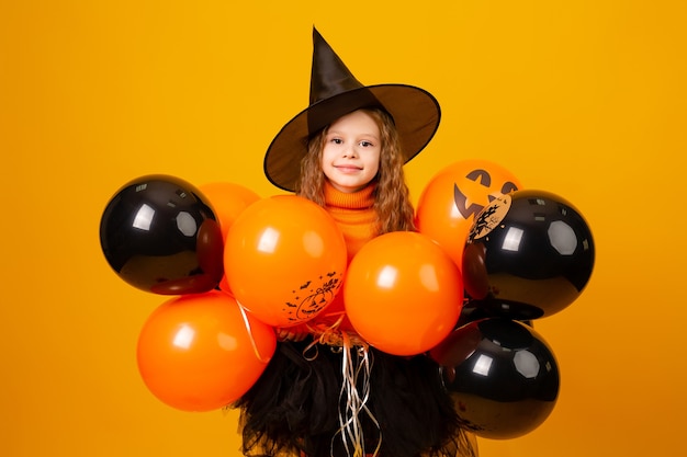 Leuk klein meisje in een heksenkostuum voor Halloween