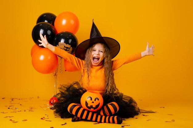 Leuk klein meisje in een heksenkostuum voor Halloween