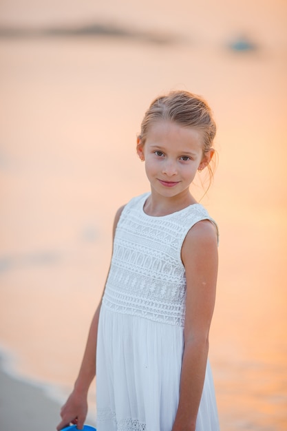 Leuk meisje bij strand tijdens Caraïbische vakantie