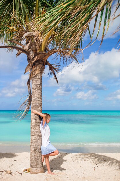 Foto leuk meisje bij strand tijdens caraïbische vakantie