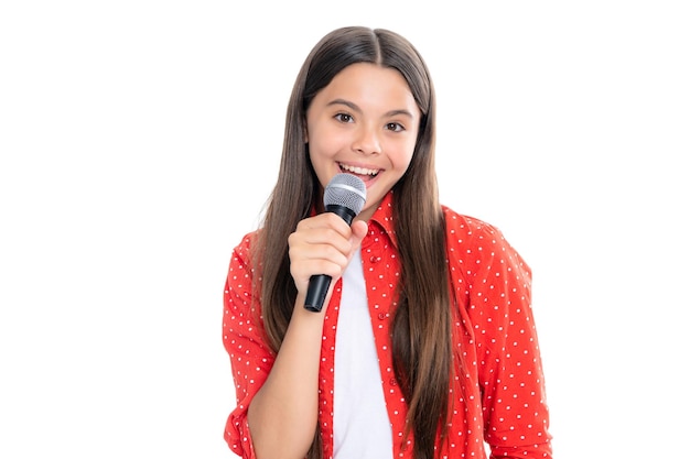 Leuk meisje dat een microfoon vasthoudt en een lied zingt Zangermeisje zingt in karaoke Portret van een gelukkig lachend tienermeisje