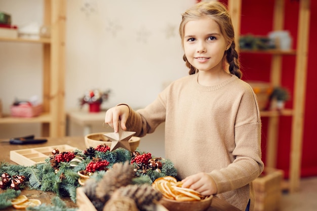 Leuk meisje dat kerstkrans maakt